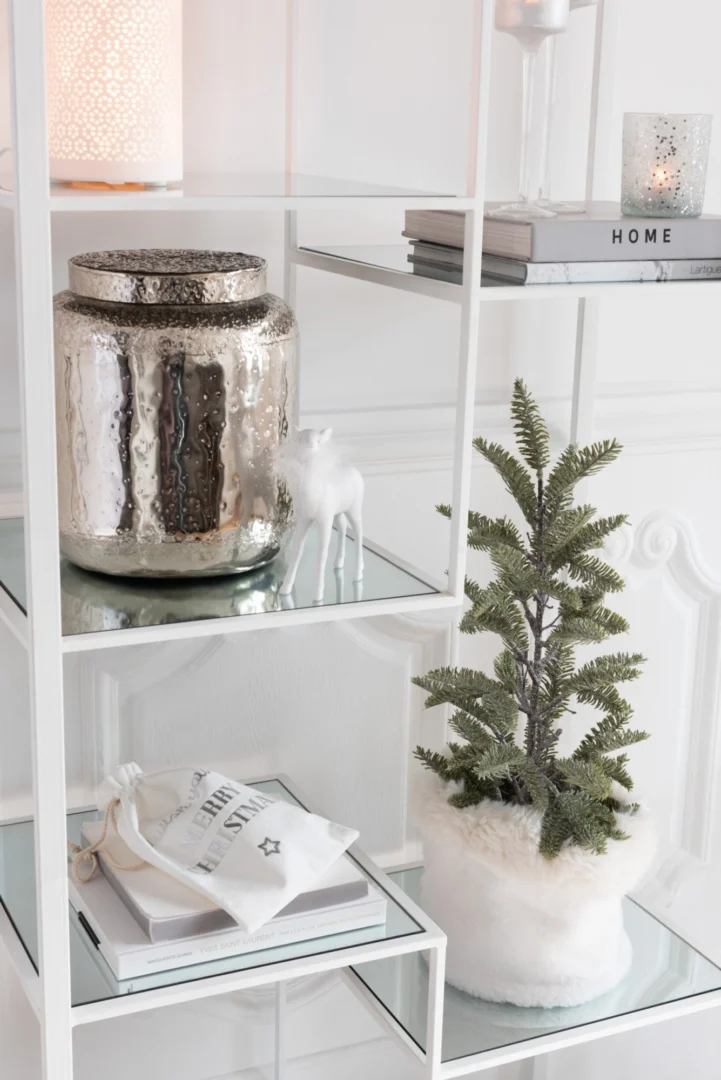 Stistos groene dennentak in kleipot, compact en sfeervol winterdecor met zachte glans