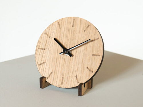 Nachtkastje Maulvol Zwart met ronde eiken look, zwarte wijzers en compact houten standaard