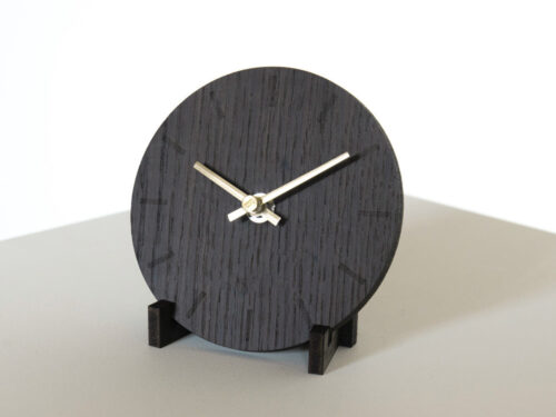 Wandklok Preisel Zilver met donker eiken wijzerplaat, zilveren wijzers en compact tafelmodel