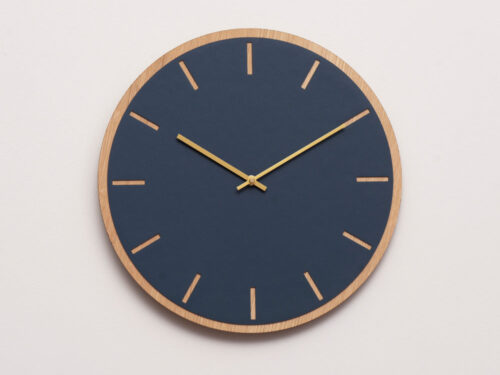 Wandklok Skaater Koper met smokey blauw, koperkleurige wijzers en licht eikenfineer, Ø28 cm