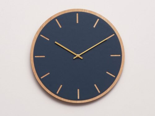 Woonaccessoire Maurnen wandklok in smokey blauw met koperkleurige wijzers en houten rand, Ø38 cm