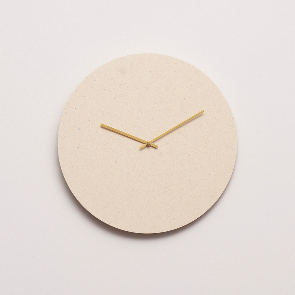 Klok Jiemis Goud wandklok in wol naturel met goudkleurige wijzers, strak en rustig ontwerp, Ø38