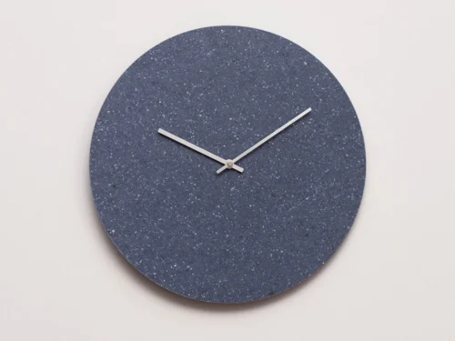 Klok Kurrio Zwart ronde wandklok met katoenblauw design en zwarte wijzers, Ø28 cm, minimalistisch