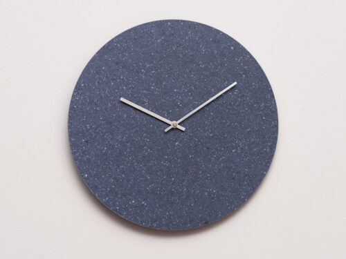 Klok Soosin Koper wandklok in katoenblauw met ronde vorm en slanke koperen wijzers, Ø28 cm