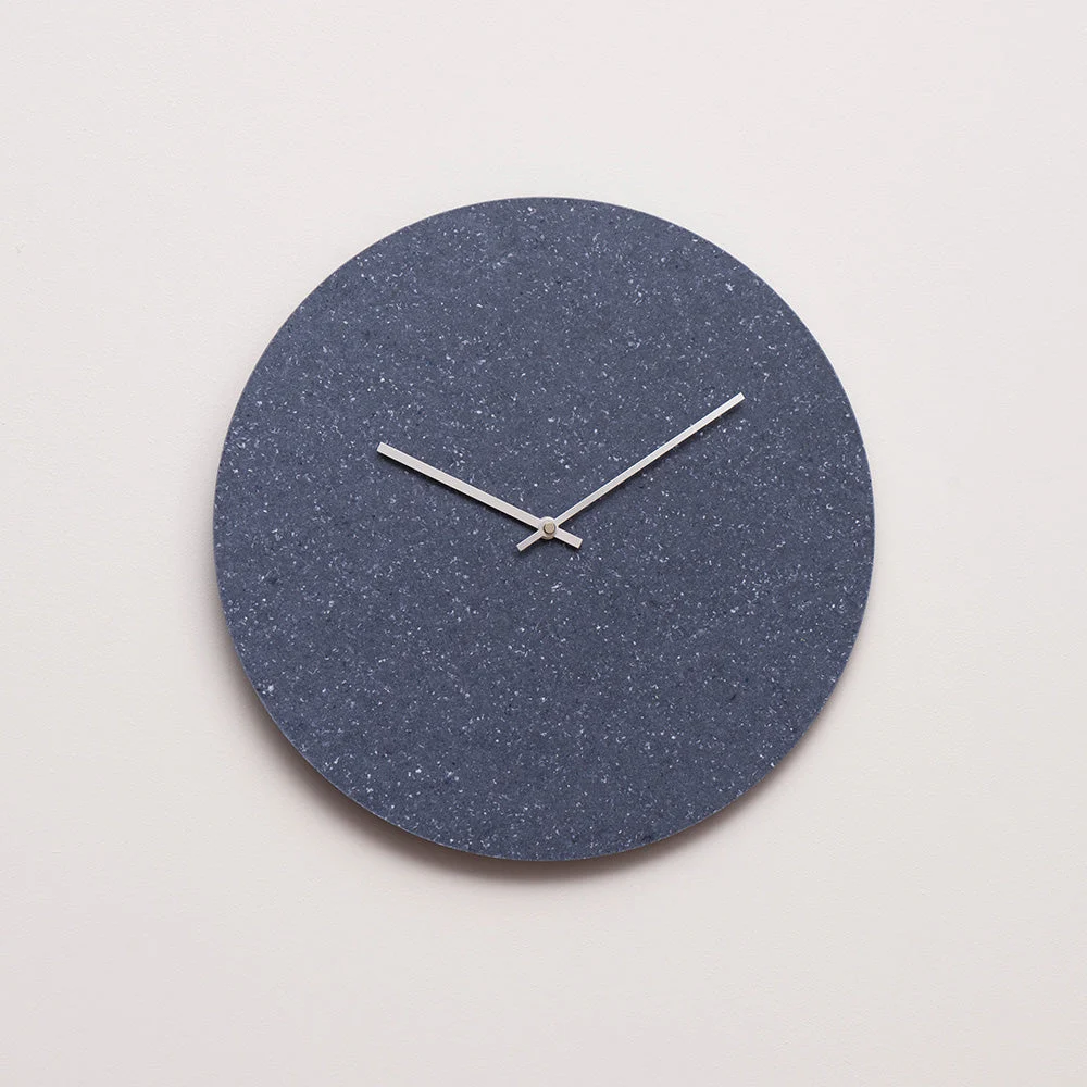 Klok Kiellos koper wandklok in katoenblauw met minimalistische wijzers en Ø38 formaat