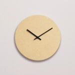 Decoratie Brummi Zilver wandklok met rond beige front en strakke zwarte wijzers, Ø28 cm