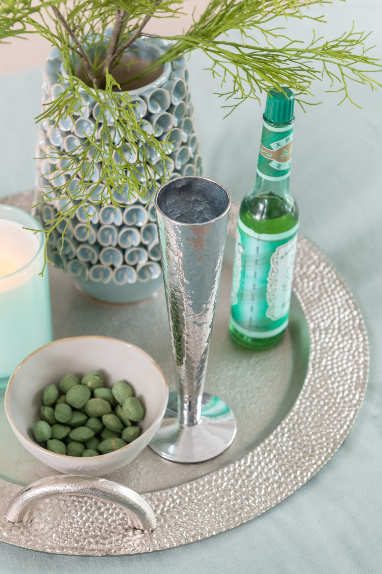 Zilver Klundang drinkglas met slanke, onregelmatige vorm op een feestelijk gedekte tafel
