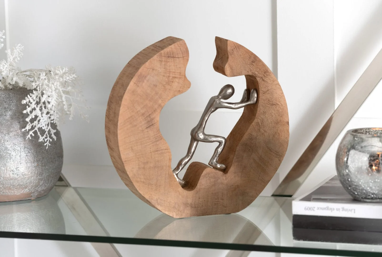 Beeld Skite mangohout en aluminium, zwart-naturel sculptuur op ronde voet, 26 cm hoog