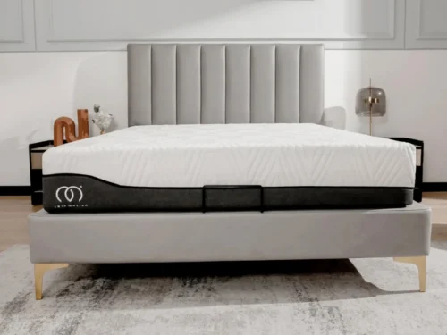 Matras Biemond 90x200 met witte comfortlaag en Twin Motion logo in moderne slaapkamer￼