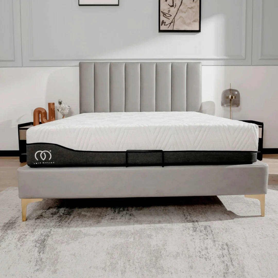 Matras Biemond 90x200 met witte comfortlaag en Twin Motion logo in moderne slaapkamer