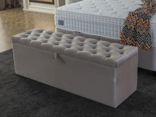 Dekenkist Traskona Beige met gestoffeerde, gecapitonneerde zitting voor opbergcomfort in de slaapkamer
