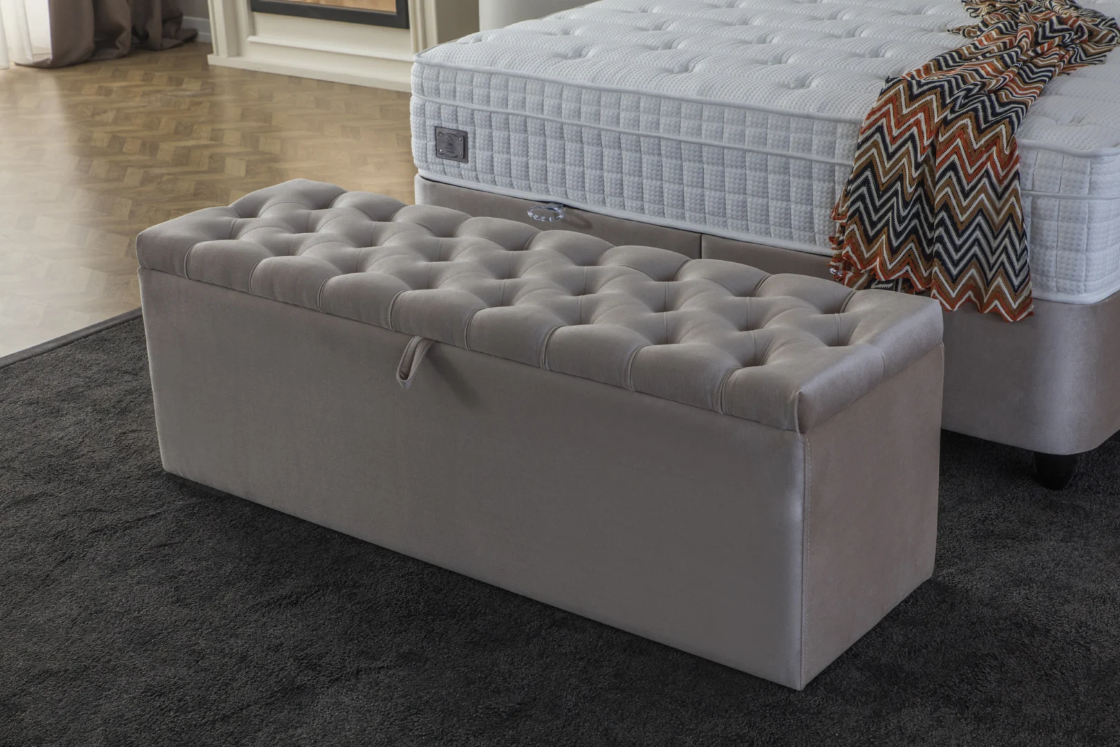 Dekenkist Traskona Beige met gestoffeerde, gecapitonneerde zitting voor opbergcomfort in de slaapkamer
