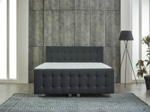 Boxspring Gauntoro Antraciet 180x200 met hoofdbord en gestoffeerd opbergbed in moderne slaapkamer