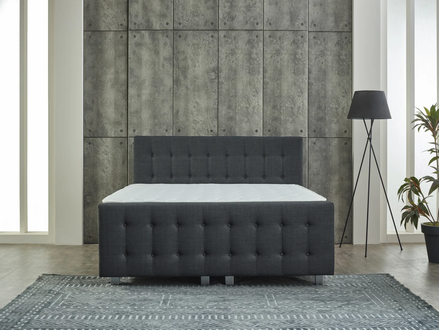 Boxspring Gauntoro Antraciet 180x200 met hoofdbord en gestoffeerd opbergbed in moderne slaapkamer