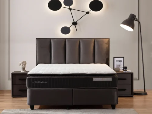 Nachtkastje Rooltes antraciet met fluwelen afwerking naast het bed in een moderne slaapkamer
