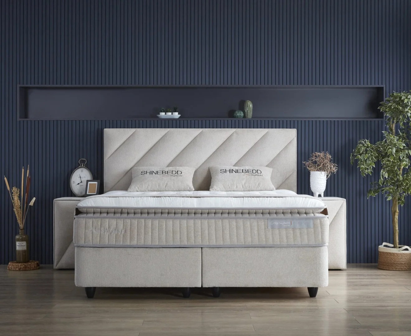 Beige SKYBEDD Stieldino boxspring 180x200 met gestoffeerd hoofdbord, matras en zwarte poten