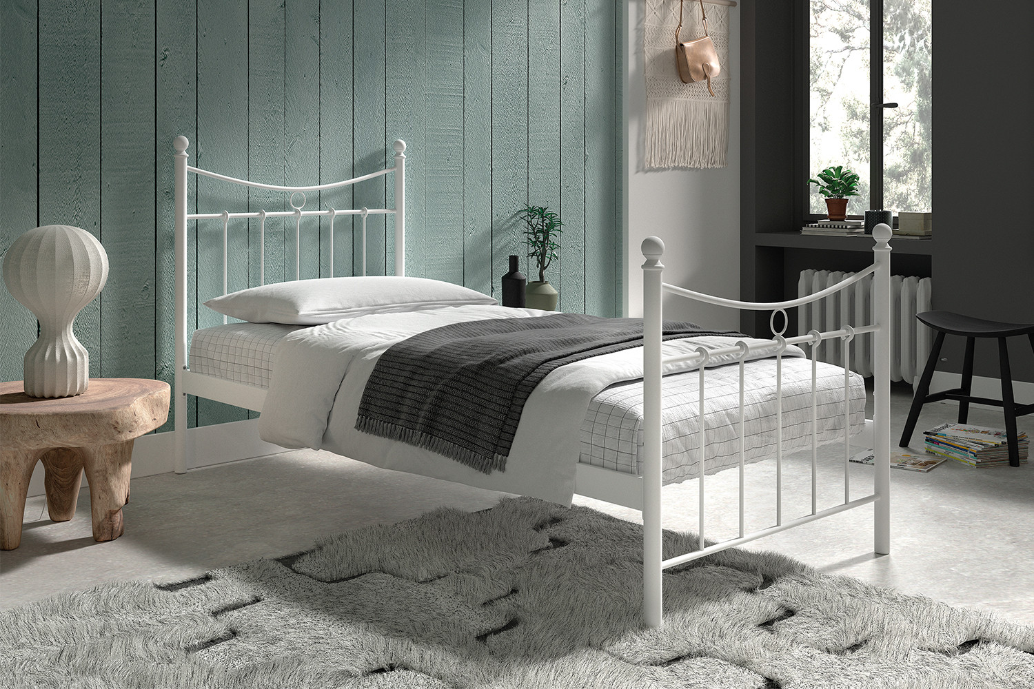 Bed Beelin Wit 90x200 met verstelbaar hoofdeinde en slank metalen frame in rustige slaapkamer