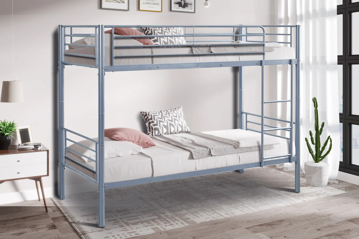 Stapelbed Trildor 90x200 met metalen frame, ladder en veilige relingen in een moderne slaapkamer