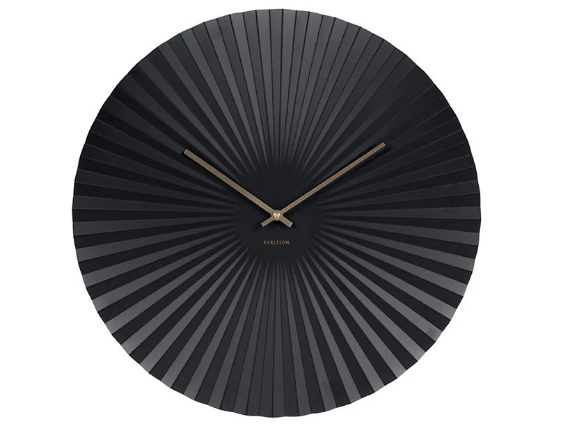 Wandklok Zinsone zwart van Karlsson, met waaierreliëf, minimalistisch design en goudkleurige wijzers