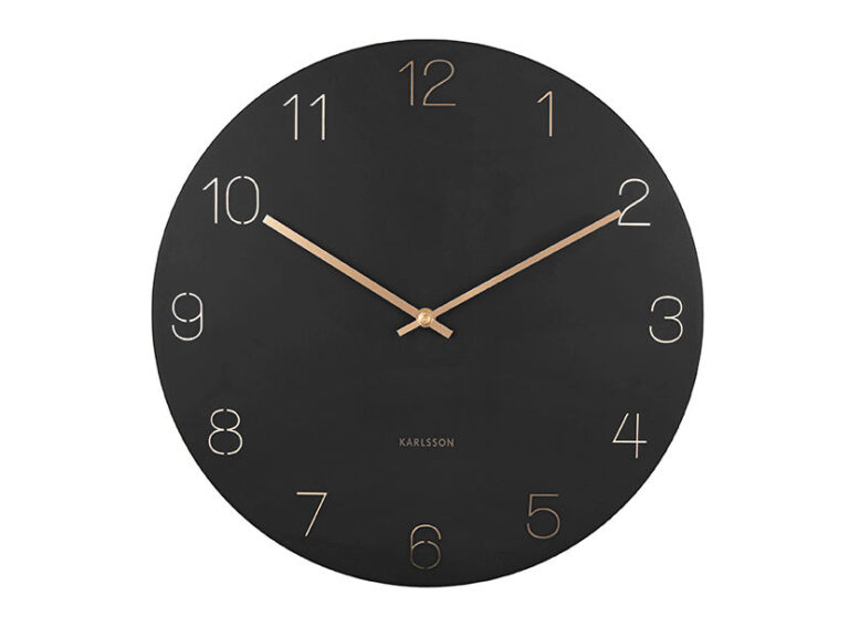 Karlsson Wandklok Mimmun zwart met gegraveerde cijfers en goudkleurige wijzers, modern en elegant