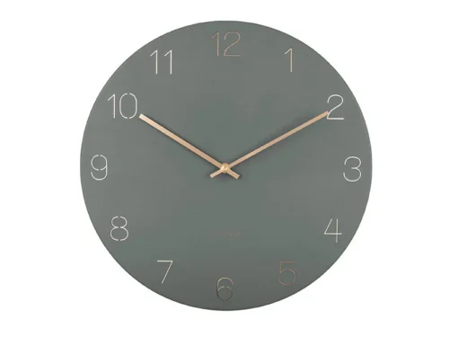Karlsson Charm Groen wandklok met gegraveerde cijfers en goudkleurige wijzers, modern en stijlvol.