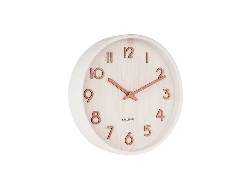 Karlsson Skorrano witte wandklok met walnoothouten details en mid-century uitstraling