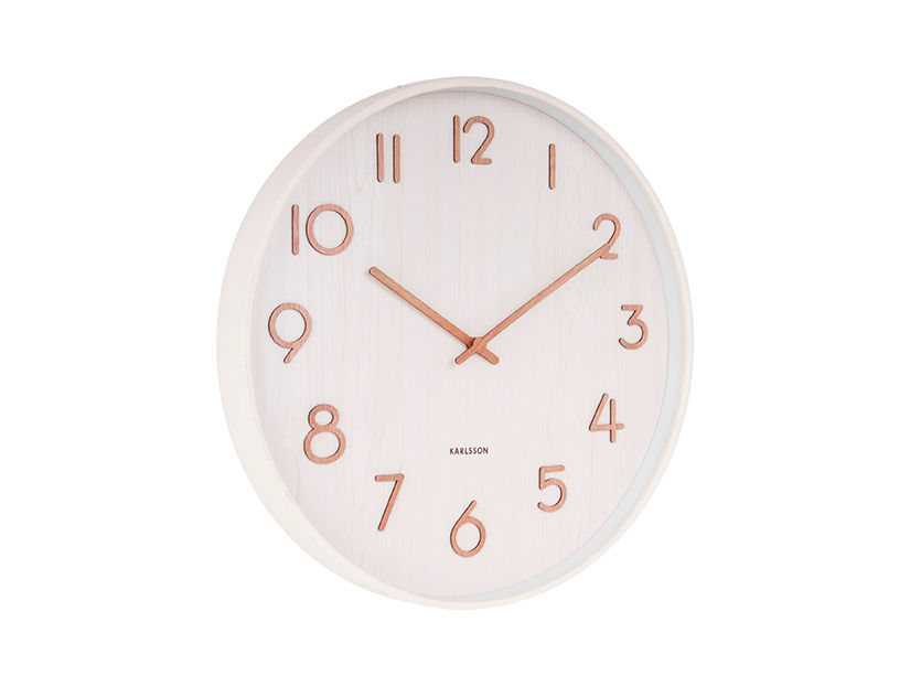 Wandklok Teetaro Wit van Karlsson met wit houtlook en walnoothouten cijfers, mid-century stijl