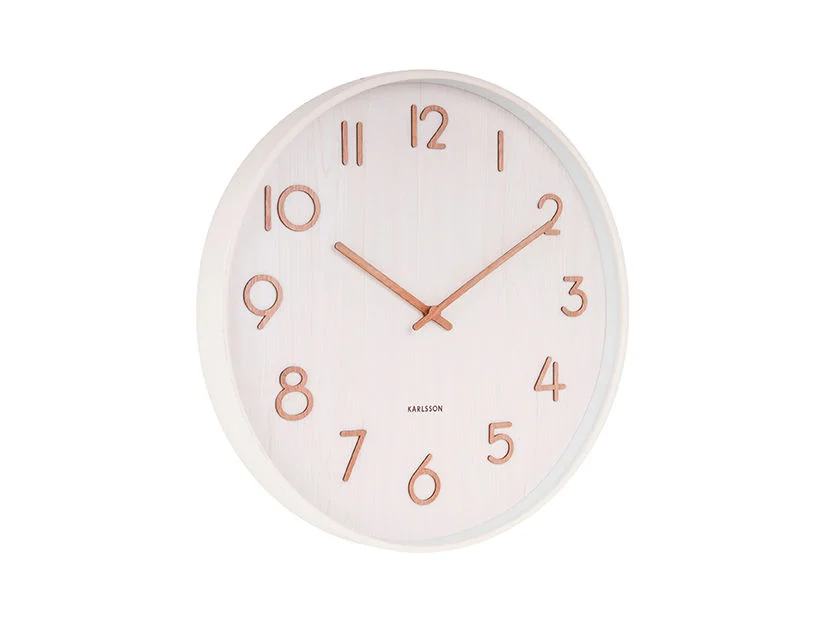Wandklok Teetaro Wit van Karlsson met wit houtlook en walnoothouten cijfers, mid-century stijl