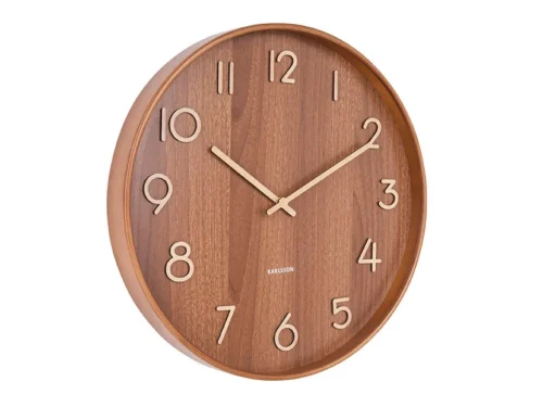 Karlsson Prurdan wandklok van walnoothout met mid-century uitstraling en warme houttinten