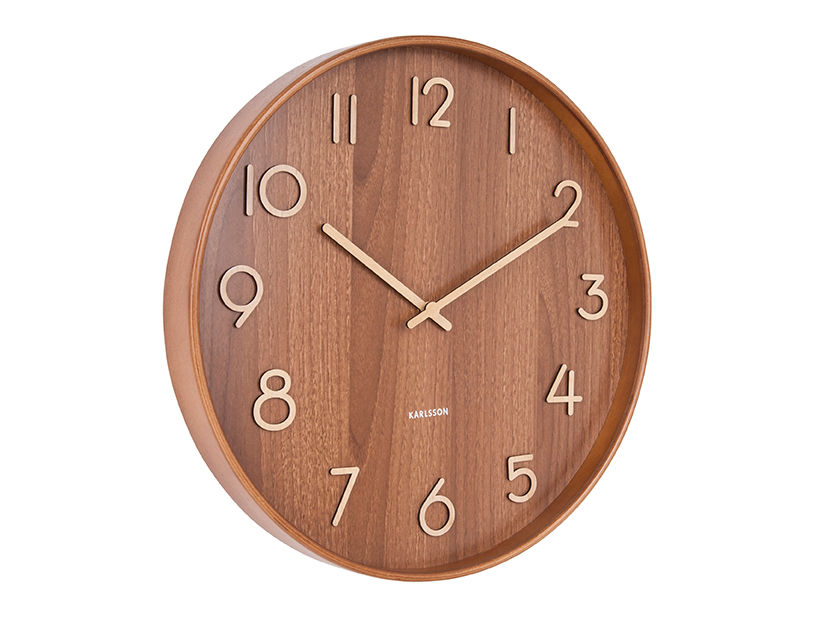 Karlsson Prurdan wandklok van walnoothout met mid-century uitstraling en warme houttinten