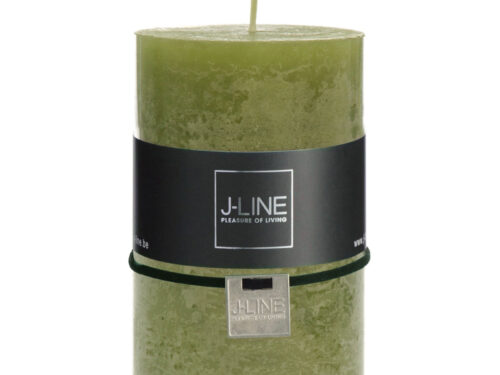Groene cilindervormige Cildar kaars met J-LINE label en rustieke afwerking, sfeervol woonaccessoire