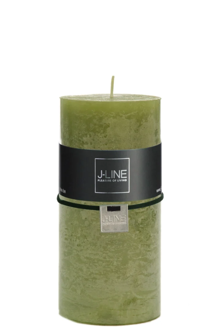Groene cilindervormige Cildar kaars met J-LINE label en rustieke afwerking, sfeervol woonaccessoire