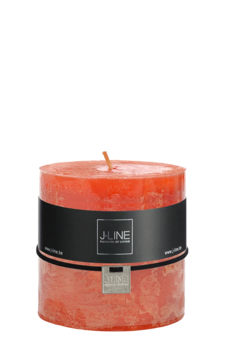 Skaukin oranje cilinderkaars van J-LINE, compacte waxkaars met strakke vorm en label