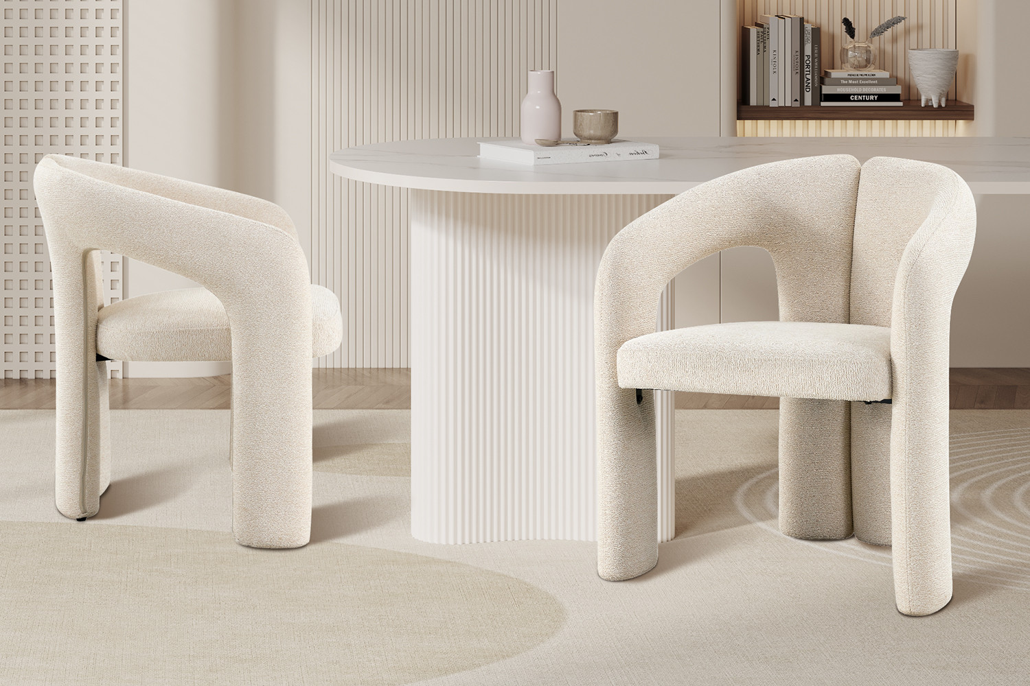 Stoel Zuidhorn Beige, compacte bouclé eetkamerstoel met ronde armleuningen en rustige uitstraling