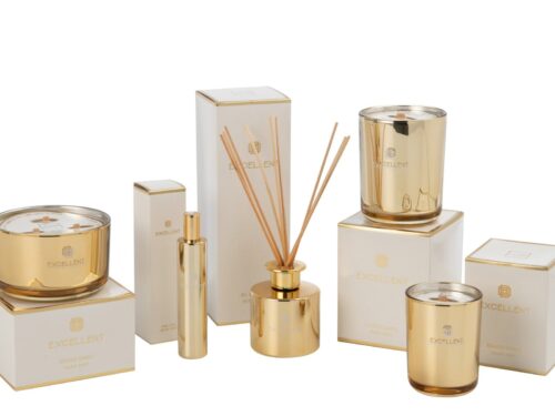 Geurolie Sannond Glas Goud met gouden glazen flacon, houten geurstokjes en luxe witte verpakking
