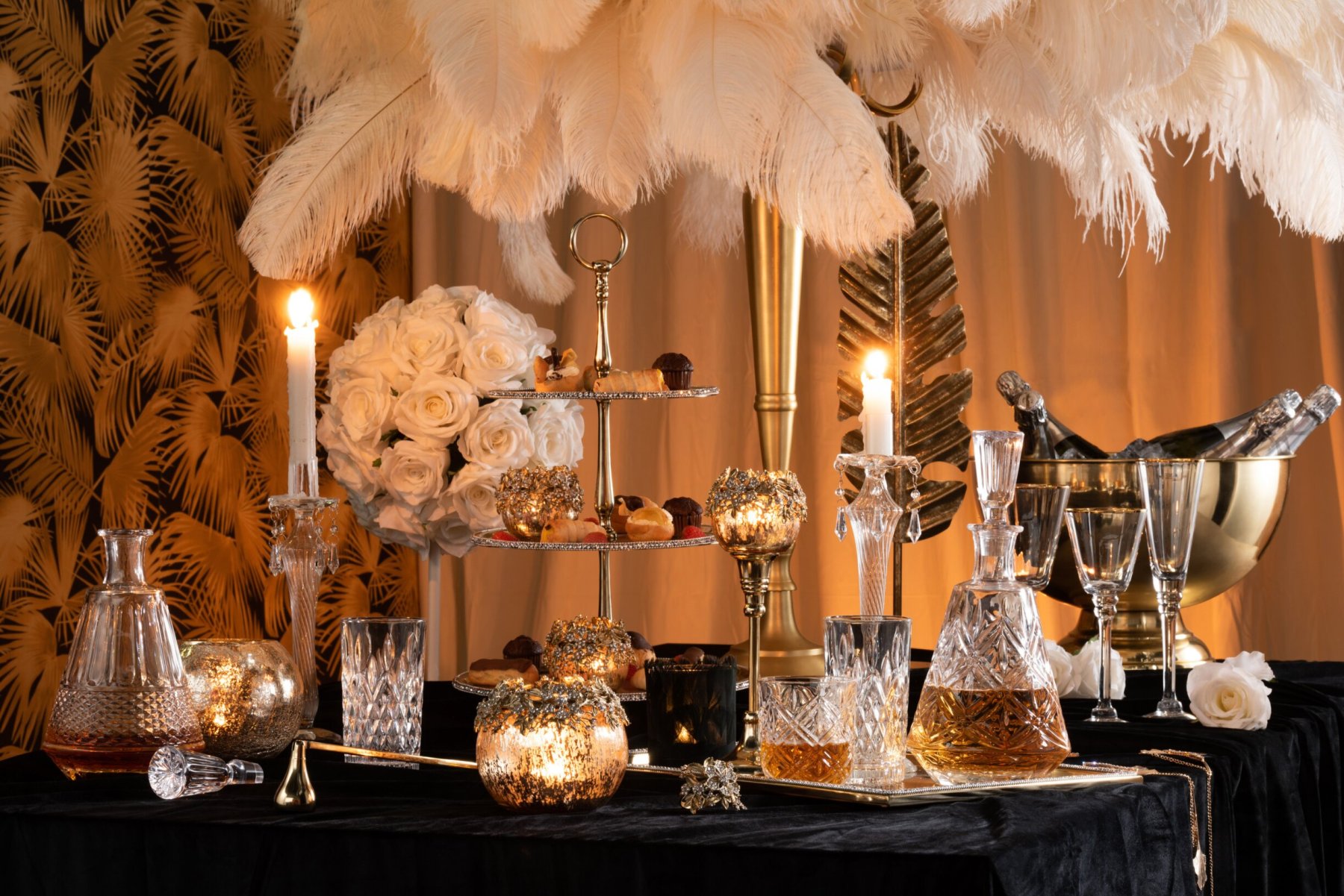 Goudkleurige messing champagnecoupe Zeetir op feestelijk gedekte tafel, glanzend en stevig standvastig