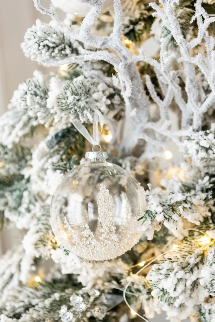 Kerstballen Rilon glas transparant met suikeronderzijde, hangend in een besneeuwde kerstboom