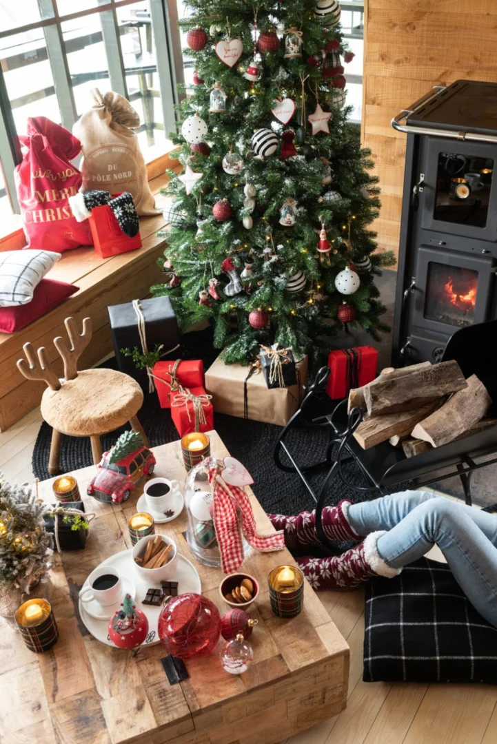 Rode Costea glazen kerstbal met glinsterende afwerking in sfeervolle kerstboomdecoratie