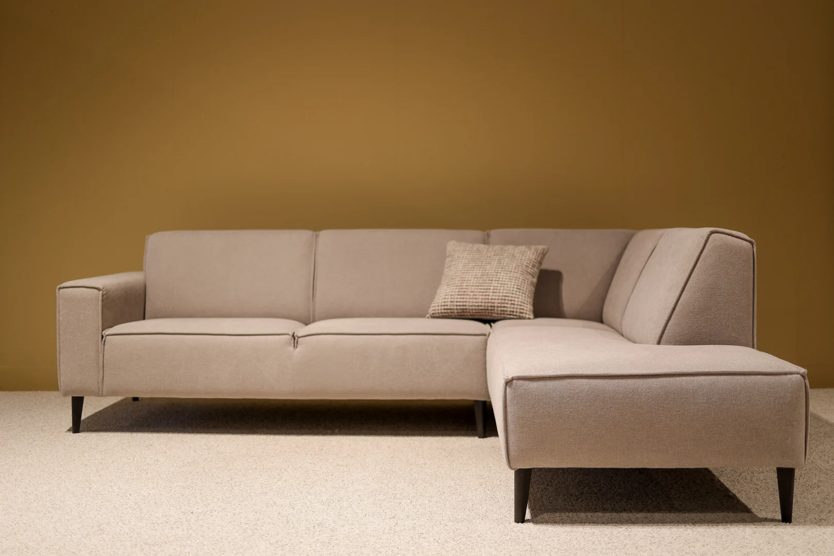 Hoekbank Lesira in licht beige, moderne loungebank met chaise longue en strak design