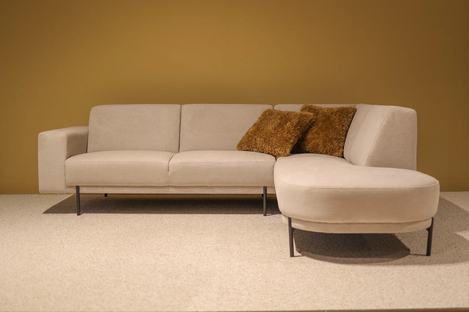 Bank Geirmy zwart hoekbank met strakke vorm, royale chaise longue en moderne zwarte poten