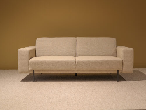 Bank Jiso Zwart, moderne 2-zitsbank met beige stof, strakke lijnen en slanke zwarte poten