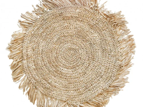 Skavoro raffia placemat naturel met handgeweven structuur en speelse franjes voor een warme tafelsfeer
