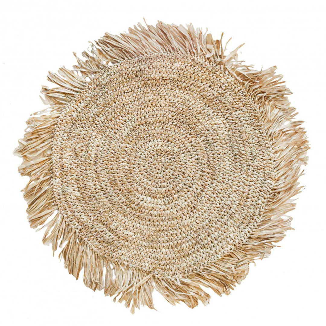 Skavoro raffia placemat naturel met handgeweven structuur en speelse franjes voor een warme tafelsfeer