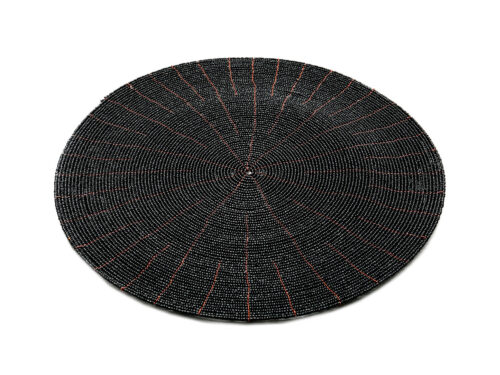 Placemat Slaulvio Zwart, handgekraald rond tafelkleed in zwart met subtiele rode accenten