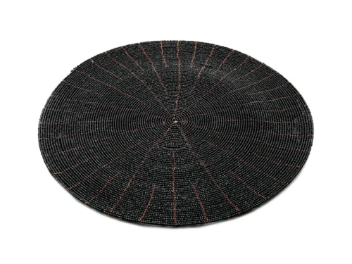 Placemat Slaulvio Zwart, handgekraald rond tafelkleed in zwart met subtiele rode accenten