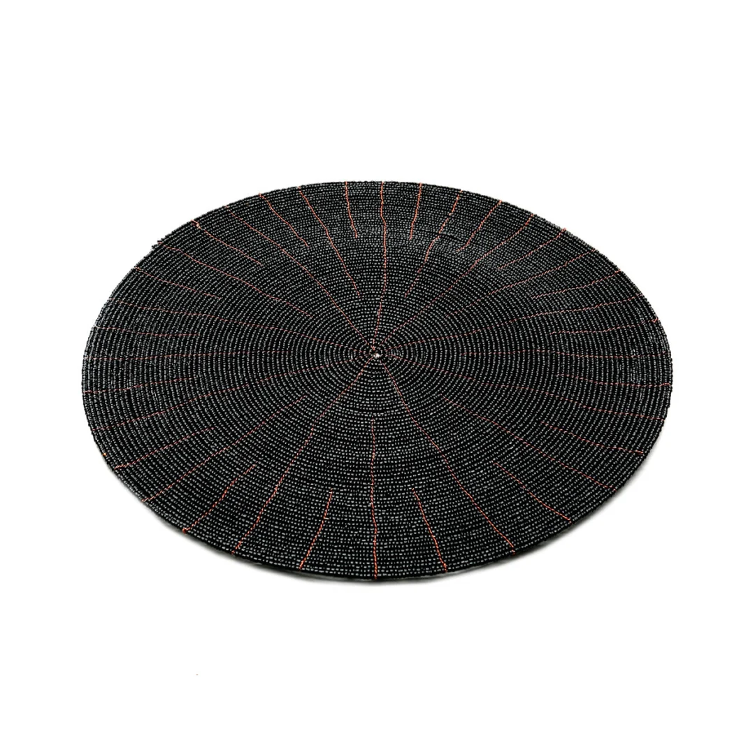 Placemat Slaulvio Zwart, handgekraald rond tafelkleed in zwart met subtiele rode accenten