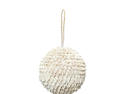 Decoratiebal Boonna Wit van schelpen met bubbelvorm en ophangkoord voor een rustige, speelse look