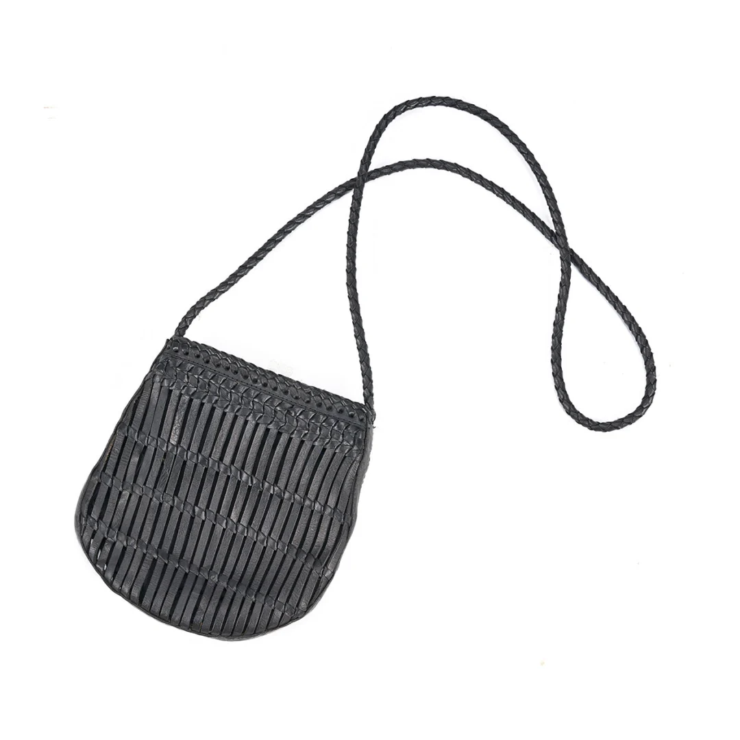 Woonaccessoire Slerraro Leer Zwart, compact gevlochten leren tasje met lange schouderriem