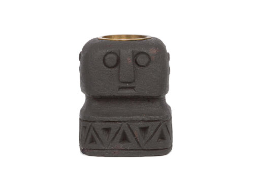 Kandelaar Peemmura Steen Zwart met handgesneden gezichtsmotief en compact zandsteen design