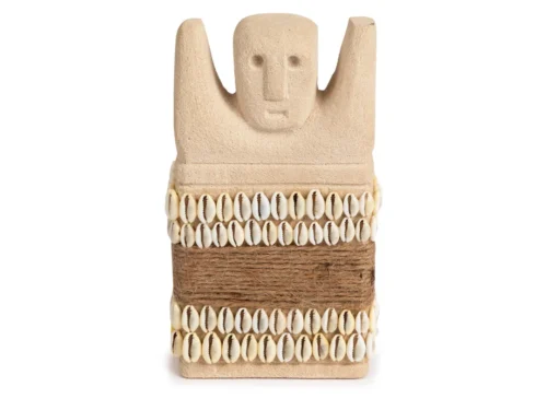 Beeld Baandura Steen Naturel H17 cm, handgesneden zandsteen beeld met schelpen en touwdetail